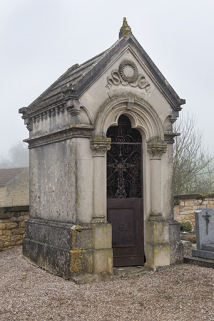 Monument funéraire de la famille Villemin-Viard et Villemin-Durget, de style néo-gothique (linteau trilobé). © Région Bourgogne-Franche-Comté, Inventaire du patrimoine