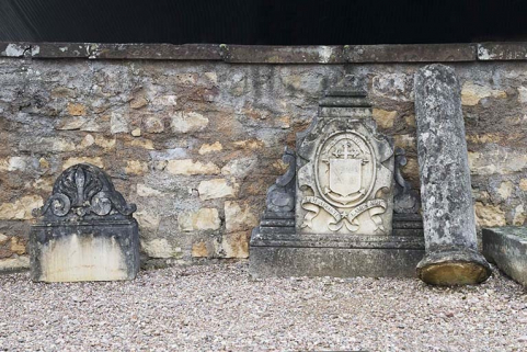 Vestiges de tombeaux dressés contre le mur d'enclos. © Région Bourgogne-Franche-Comté, Inventaire du patrimoine