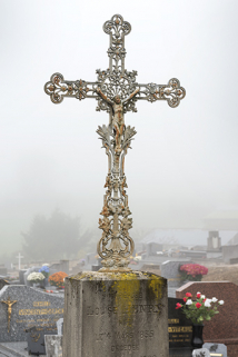 Tombeau de Louise Henry. Détail : croix en fonte. © Région Bourgogne-Franche-Comté, Inventaire du patrimoine
