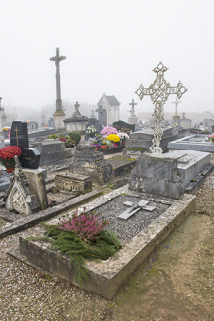 Tombeau : vue générale en direction de la croix de cimetière. © Région Bourgogne-Franche-Comté, Inventaire du patrimoine