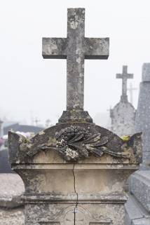 Tombeau de Delphine Delaire, épouse Mantez. Détail : bouquet d'immortelles. © Région Bourgogne-Franche-Comté, Inventaire du patrimoine