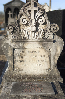 Tombeau de Félicie Cordier, détail : croix au centre d'un décor végétal. © Région Bourgogne-Franche-Comté, Inventaire du patrimoine