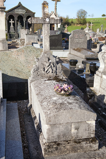 Tombeau portant la date 18 [..] et une inscription illisible. © Région Bourgogne-Franche-Comté, Inventaire du patrimoine