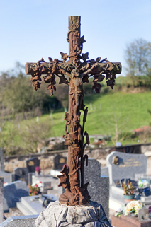 Tombes de la famille Belet-Maillot. Détail : Christ en croix, lierre et joncs. © Région Bourgogne-Franche-Comté, Inventaire du patrimoine