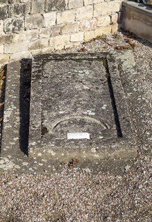 Tombe du maréchal des logis Khouidmi. La plaque porte l'inscription : AU MARECHAL DES LOGIS / KHOUIDMI / L'E.H.T DE FAVERNEY / 20 JUILLET 1937. © Région Bourgogne-Franche-Comté, Inventaire du patrimoine