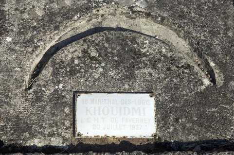 Tombe du maréchal des logis Khouidmi. Détail : plaque funéraire surmontée du Croissant. © Région Bourgogne-Franche-Comté, Inventaire du patrimoine