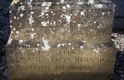 Tombeau de Jean-Baptiste Durand et Paul Brosselette. Epitaphe gravée sur la base de la stèle : (4 premières lignes illisibles) / A MON PERE / JEAN-BAPTISTE DURAND / CAPITAINE EN RETRAITE / CHEVALIER DE LA [LEGION D'HONNEUR]. © Région Bourgogne-Franche-Comté, Inventaire du patrimoine