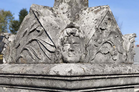 Tombeau de Laurent Marchal. Détail de la stèle : tête humaine et végétaux. © Région Bourgogne-Franche-Comté, Inventaire du patrimoine