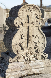 Tombeau Crevoisier. Détail de la stèle : croix au centre de pavots. © Région Bourgogne-Franche-Comté, Inventaire du patrimoine