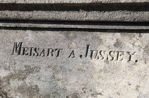 Tombeau de Jean-Baptiste-Edouard Camuset. Détail : la signature du sculpteur Meisart à Jussey. © Région Bourgogne-Franche-Comté, Inventaire du patrimoine