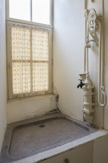 L'ancienne pompe à bras munie d'un robinet au-dessus de l'évier en pierre de la cuisine. © Région Bourgogne-Franche-Comté, Inventaire du patrimoine