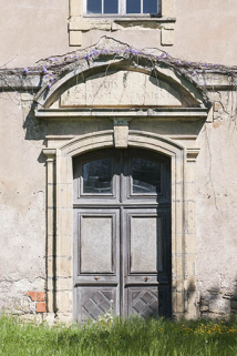Façade sud, détail porte ouvrant sur le grand escalier. © Région Bourgogne-Franche-Comté, Inventaire du patrimoine