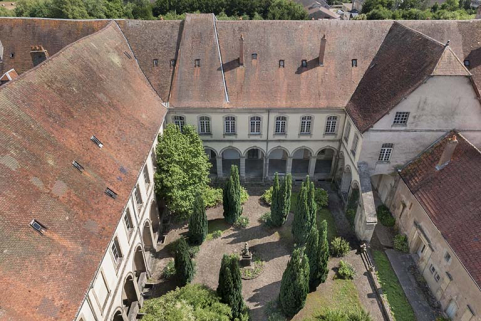 Vue rapprochée du cloître depuis le grand clocher sud-ouest. © Région Bourgogne-Franche-Comté, Inventaire du patrimoine