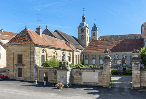 Entrée de l'abbaye depuis la place de la République. © Région Bourgogne-Franche-Comté, Inventaire du patrimoine