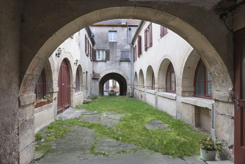 Cour intérieure en direction de la rue Thiers. © Région Bourgogne-Franche-Comté, Inventaire du patrimoine Cour intérieure en direction de la rue Thiers. © Région Bourgogne-Franche-Comté, Inventaire du patrimoine