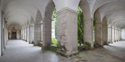 Les deux galeries du cloître depuis l'angle sud-est. © Région Bourgogne-Franche-Comté, Inventaire du patrimoine