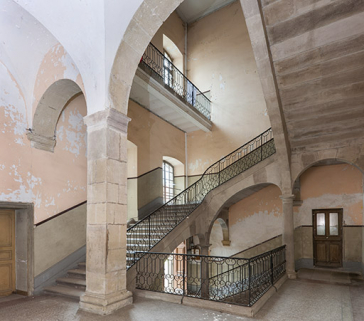 Intérieur : escalier ouest à l'intersection des ailes sud et ouest. © Région Bourgogne-Franche-Comté, Inventaire du patrimoine