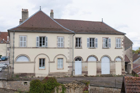 Aile droite (le long de la rue de l'Official) et façade postérieure sur cour. Les trois arcades à droite signalent le marché couvert. © Région Bourgogne-Franche-Comté, Inventaire du patrimoine Aile droite (le long de la rue de l'Official) et façade postérieure sur cour. Les trois arcades à droite signalent le marché couvert. © Région Bourgogne-Franche-Comté, Inventaire du patrimoine