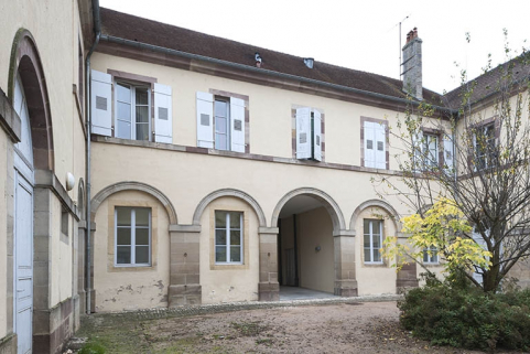 Façade postérieure, avec passage couvert et les deux ailes en retour sur cour. © Région Bourgogne-Franche-Comté, Inventaire du patrimoine Façade postérieure, avec passage couvert et les deux ailes en retour sur cour. © Région Bourgogne-Franche-Comté, Inventaire du patrimoine