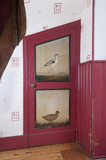 Porte ornée de peintures du placard situé près de l'escalier menant à l'étage. © Région Bourgogne-Franche-Comté, Inventaire du patrimoine