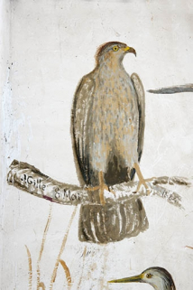 Détail des représentations d'oiseaux exécutées dans la cage de l'escalier menant au grenier : buse variable. © Région Bourgogne-Franche-Comté, Inventaire du patrimoine