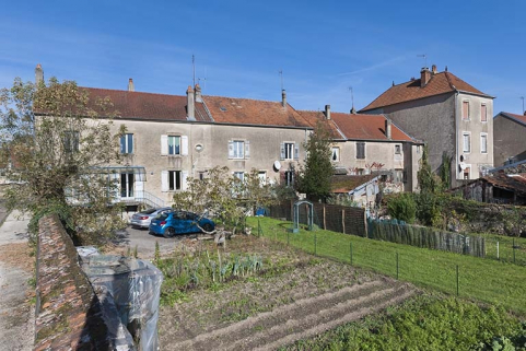 Vue des revers (côté jardins) des maisons le long de la place du Général de Gaulle. © Région Bourgogne-Franche-Comté, Inventaire du patrimoine