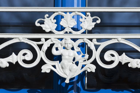 Barre d'appui d'une des baies, détail du motif central. © Région Bourgogne-Franche-Comté, Inventaire du patrimoine Barre d'appui d'une des baies, détail du motif central. © Région Bourgogne-Franche-Comté, Inventaire du patrimoine