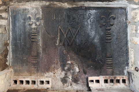Cheminée du salon, détail de la plaque. © Région Bourgogne-Franche-Comté, Inventaire du patrimoine Cheminée du salon, détail de la plaque. © Région Bourgogne-Franche-Comté, Inventaire du patrimoine