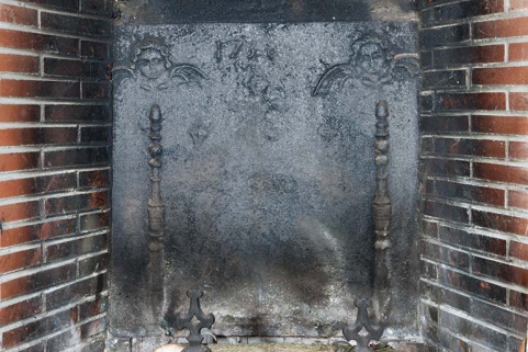 Cheminée ddu salon, détail de la plaque de cheminée portant la date 1738. © Région Bourgogne-Franche-Comté, Inventaire du patrimoine Cheminée ddu salon, détail de la plaque de cheminée portant la date 1738. © Région Bourgogne-Franche-Comté, Inventaire du patrimoine