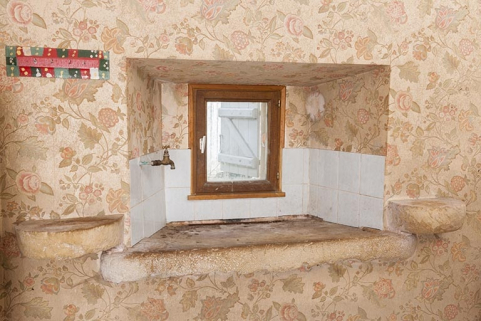 Annexe de la cuisine : l'évier en pierre accosté de deux consoles. © Région Bourgogne-Franche-Comté, Inventaire du patrimoine