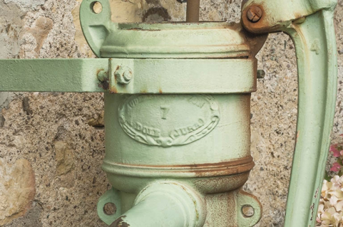 Détail de la pompe à bras de la fontaine. © Région Bourgogne-Franche-Comté, Inventaire du patrimoine