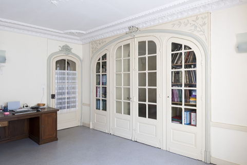 Le salon vu de trois quart : porte ouvrant sur le vestibule et porte conduisant à la cuisine. © Région Bourgogne-Franche-Comté, Inventaire du patrimoine