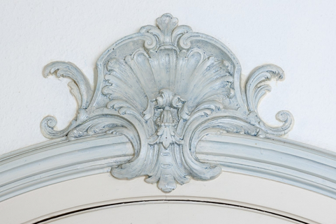 Décor du salon au-dessus de la porte conduisant à la cuisine. © Région Bourgogne-Franche-Comté, Inventaire du patrimoine