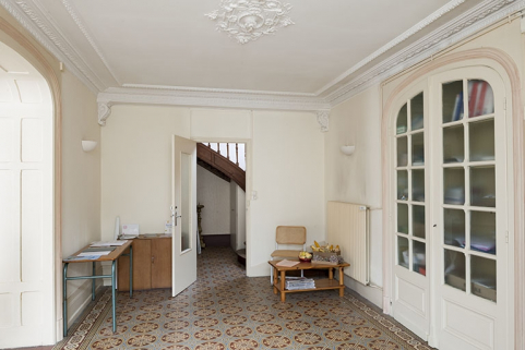 Le vestibule depuis l'entrée conduisant à la cuisine, à la salle à manger et à l'escalier. © Région Bourgogne-Franche-Comté, Inventaire du patrimoine
