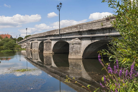 Vue générale rapprochée de trois quarts droite depuis l'aval. © Région Bourgogne-Franche-Comté, Inventaire du patrimoine Vue générale rapprochée de trois quarts droite depuis l'aval. © Région Bourgogne-Franche-Comté, Inventaire du patrimoine