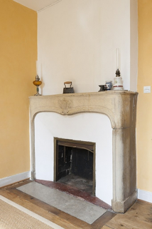 Cheminée d'une chambre située à l'étage. © Région Bourgogne-Franche-Comté, Inventaire du patrimoine Cheminée d'une chambre située à l'étage. © Région Bourgogne-Franche-Comté, Inventaire du patrimoine