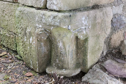 Chapiteau inséré à l'angle du mur de la remise, de face. © Région Bourgogne-Franche-Comté, Inventaire du patrimoine Chapiteau inséré à l'angle du mur de la remise, de face. © Région Bourgogne-Franche-Comté, Inventaire du patrimoine