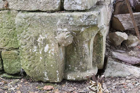 Chapiteau inséré à l'angle du mur de la remise, de trois quarts. © Région Bourgogne-Franche-Comté, Inventaire du patrimoine Chapiteau inséré à l'angle du mur de la remise, de trois quarts. © Région Bourgogne-Franche-Comté, Inventaire du patrimoine