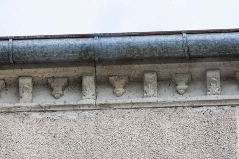 Détail de la corniche de la maison. © Région Bourgogne-Franche-Comté, Inventaire du patrimoine Détail de la corniche de la maison. © Région Bourgogne-Franche-Comté, Inventaire du patrimoine