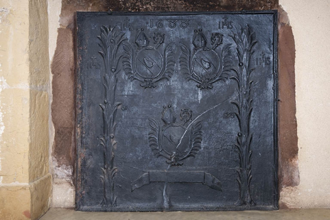 Plaque de cheminée de la cuisine : les armoiries de l'abbé Gourret du Clos et la date 1688. © Région Bourgogne-Franche-Comté, Inventaire du patrimoine Plaque de cheminée de la cuisine : les armoiries de l'abbé Gourret du Clos et la date 1688. © Région Bourgogne-Franche-Comté, Inventaire du patrimoine