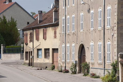 Façade antérieure de trois quarts droit. © Région Bourgogne-Franche-Comté, Inventaire du patrimoine