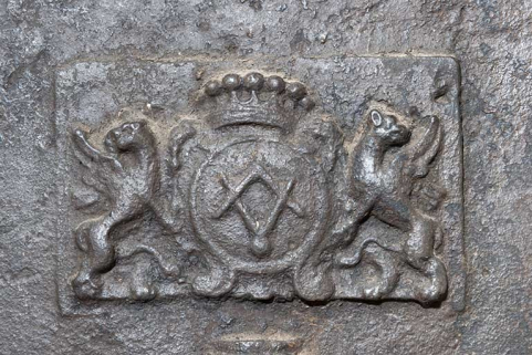Plaque de cheminée de la cuisine : le décor situé à gauche. © Région Bourgogne-Franche-Comté, Inventaire du patrimoine