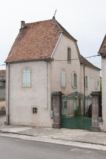 Partie gauche de l'ancienne grange, actuellement occupée par des logements. © Région Bourgogne-Franche-Comté, Inventaire du patrimoine