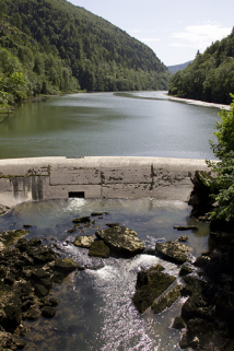 Barrage de la Goule : la retenue et le barrage, vus de l'aval. © Région Bourgogne-Franche-Comté, Inventaire du patrimoine Barrage de la Goule : la retenue et le barrage, vus de l'aval. © Région Bourgogne-Franche-Comté, Inventaire du patrimoine