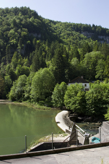 Barrage de la Goule : vue d'ensemble depuis la rive droite (Suisse). © Région Bourgogne-Franche-Comté, Inventaire du patrimoine Barrage de la Goule : vue d'ensemble depuis la rive droite (Suisse). © Région Bourgogne-Franche-Comté, Inventaire du patrimoine