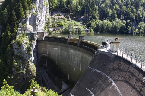 Barrage du Châtelot : la face aval depuis l'ancrage rive gauche. © Région Bourgogne-Franche-Comté, Inventaire du patrimoine Barrage du Châtelot : la face aval depuis l'ancrage rive gauche. © Région Bourgogne-Franche-Comté, Inventaire du patrimoine