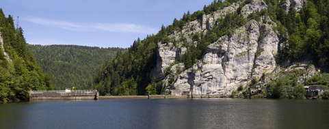 Barrage du Châtelot, vu du plan d'eau en amont. © Région Bourgogne-Franche-Comté, Inventaire du patrimoine Barrage du Châtelot, vu du plan d'eau en amont. © Région Bourgogne-Franche-Comté, Inventaire du patrimoine