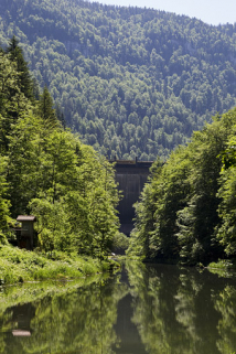 Barrage du Châtelot, vu depuis le lit du Doubs en aval. © Région Bourgogne-Franche-Comté, Inventaire du patrimoine Barrage du Châtelot, vu depuis le lit du Doubs en aval. © Région Bourgogne-Franche-Comté, Inventaire du patrimoine