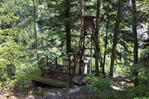 Barrage du Châtelot : support du téléphérique utilisé pour la construction, situé en aval sur la rive gauche. © Région Bourgogne-Franche-Comté, Inventaire du patrimoine Barrage du Châtelot : support du téléphérique utilisé pour la construction, situé en aval sur la rive gauche. © Région Bourgogne-Franche-Comté, Inventaire du patrimoine