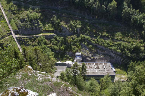 Centrale du Châtelot : vue plongeante sur le funiculaire et la centrale. © Région Bourgogne-Franche-Comté, Inventaire du patrimoine Centrale du Châtelot : vue plongeante sur le funiculaire et la centrale. © Région Bourgogne-Franche-Comté, Inventaire du patrimoine
